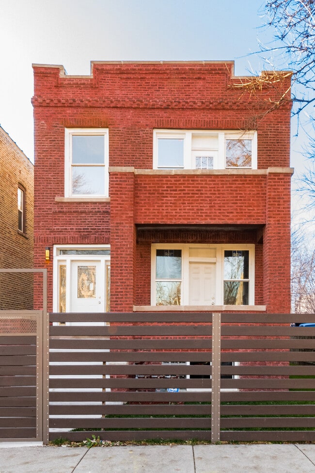 Building Photo - 634 N Hamlin Ave Unit 2bd/1bth Garden