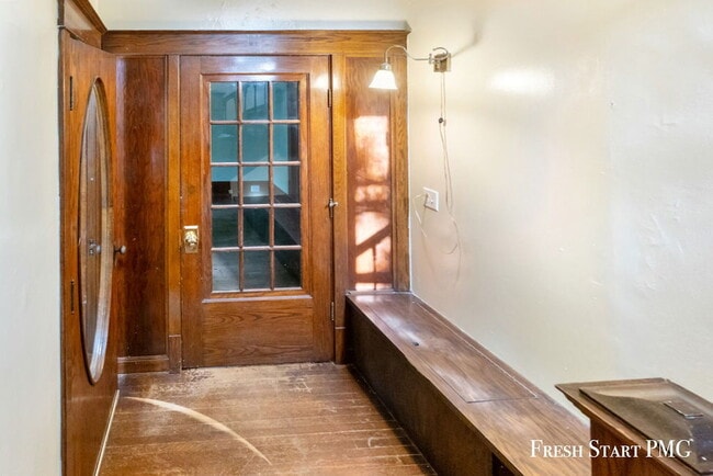 Photo - Spacious 3-Bedroom Haven with Sunroom & Wa... Unidad 2