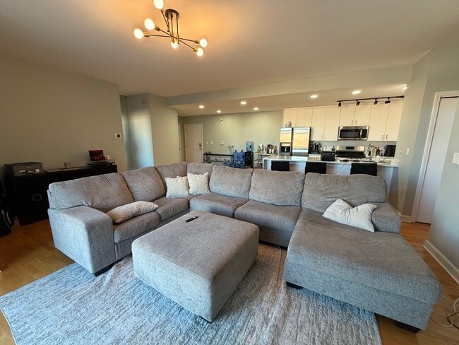 Photo - 680 N Green St Unit 701