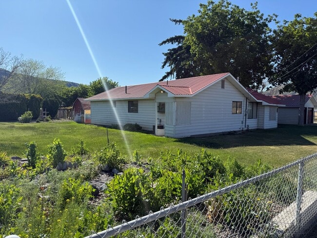 Photo - Adorable 1970's Farmhouse - 3 bed 1 bath