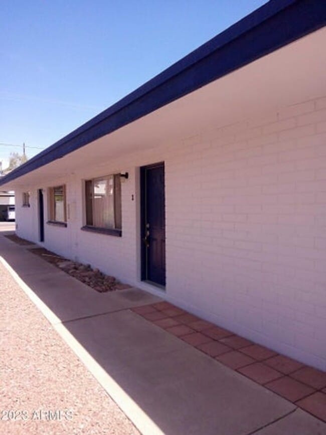 2 Bed 1 Bath Spacious Apartment - 2 Bed 1 Bath Spacious Apartment Unit 3