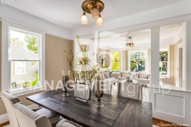 Photo - Johns Landing - Charming Home Near Downtown Portland. Large Gourmet Kitchen!