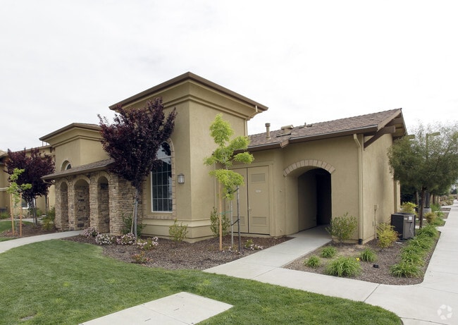 Building Photo - Sommerset Place