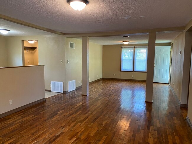 Photo - 208 E Maiden Ln