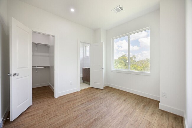 Photo - 1739 Mary St