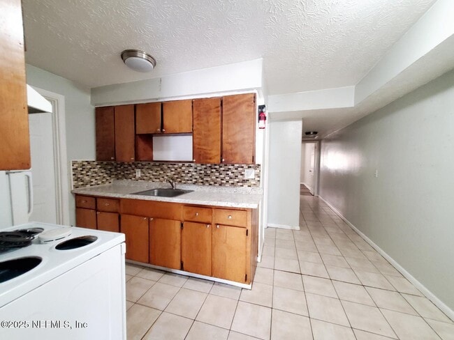 Photo - 2840 Cook St