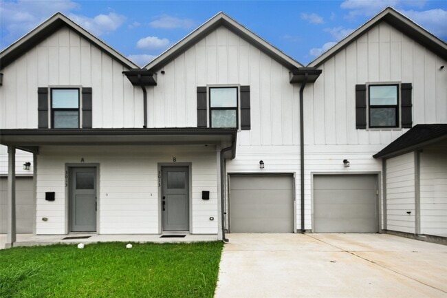 Building Photo - 3013 Wilmington St Unit C