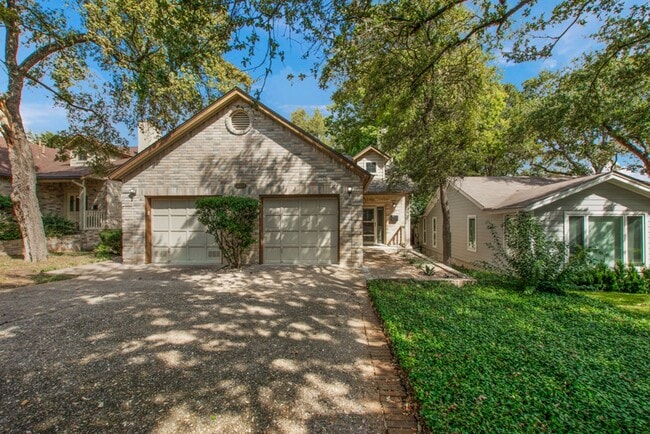 Building Photo - 2208 Indian Trail Unit 1