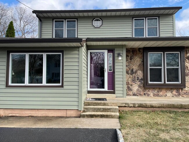 Building Photo - 807 Willow Rd Rental