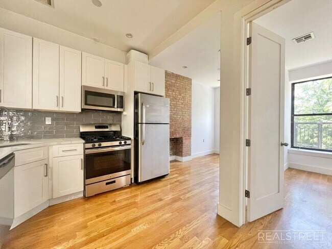 Stunning 3 bed 1.5 Bath w. Balcony in Bedstuy!