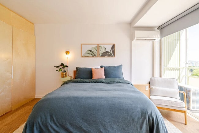 Lujosa cama Queen con colchón Beautyrest Audrina y cómodo sillón de lectura - 445 Kaiolu St Unidad 1114