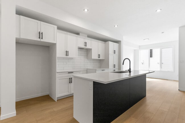 Photo - 12127-12193 93 St NW Unit MAIN 12127
