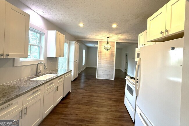 Photo - 173 Cleveland St SE