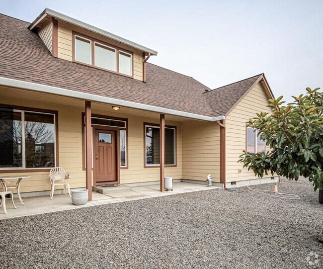 Building Photo - Beautiful home on acreage!
