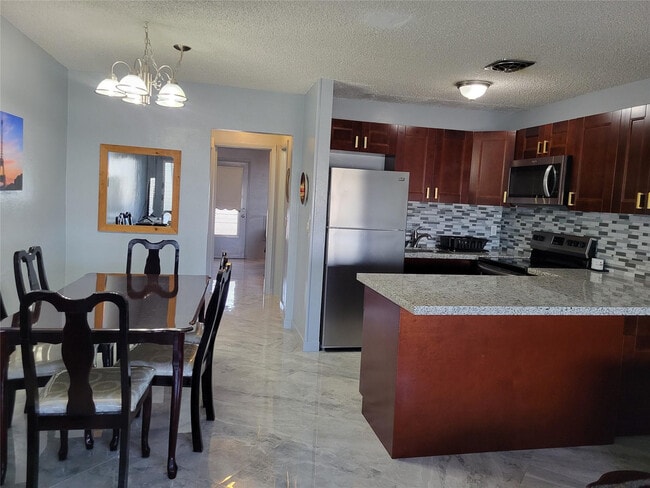 Building Photo - 800 SW 11th Ave Unit 17