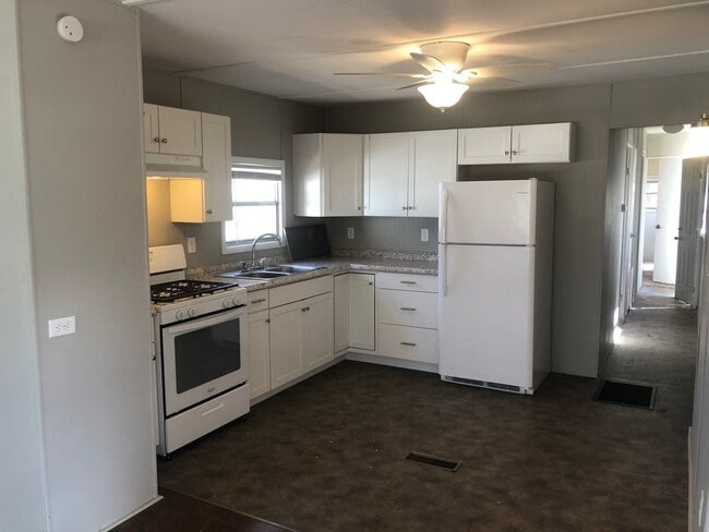 Photo - Updated 3 bedroom 1 bath mobile home with open floor plan