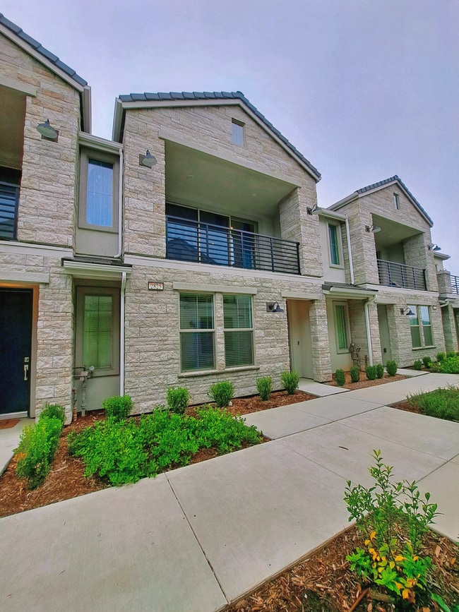 Building Photo - Fresno 3BR Pet-Friendly Townhouse with Community Amenities!