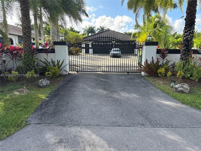 Building Photo - 15900 SW 54th Pl Unit 1