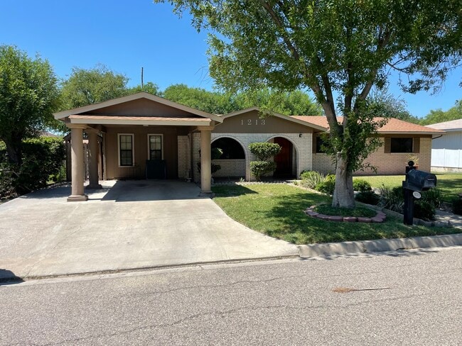 Building Photo - 1213 Royal Crown Dr Rental