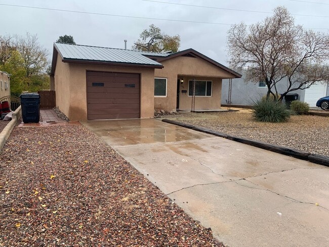 Photo - Single Family Home Close to UNM and Knob Hill