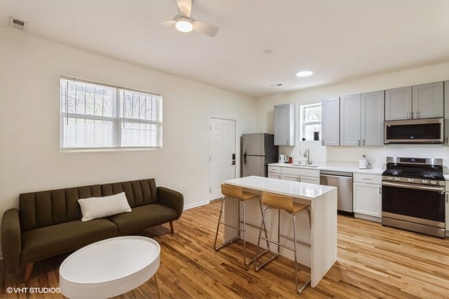 Building Photo - 1440 N Washtenaw Ave Unit 2 Rental