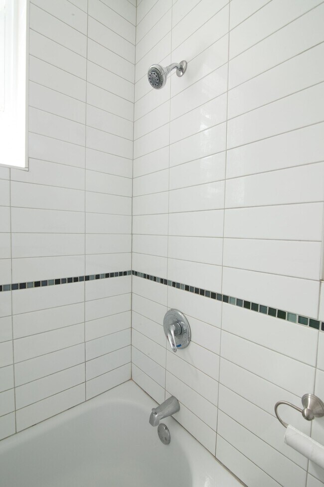 Photo - 4745 Chem. Queen Mary Unité 21