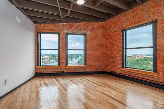1BR, 1BA - 672SF - Living Room