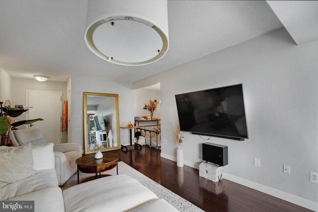 Building Photo - 4500 S Four Mile Run Dr Unit 407