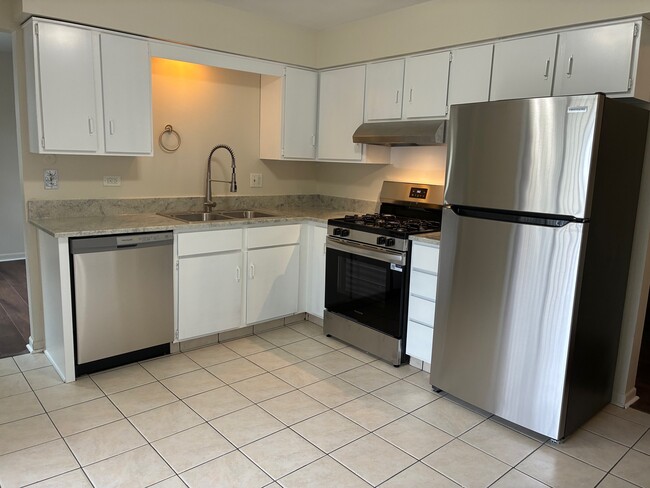 Building Photo - 340 W Johnson St Unit Apt. 2