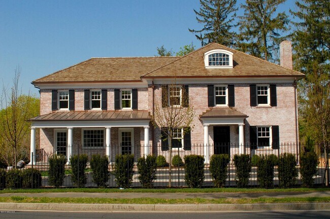 Photo - 8 Dearfield Dr House