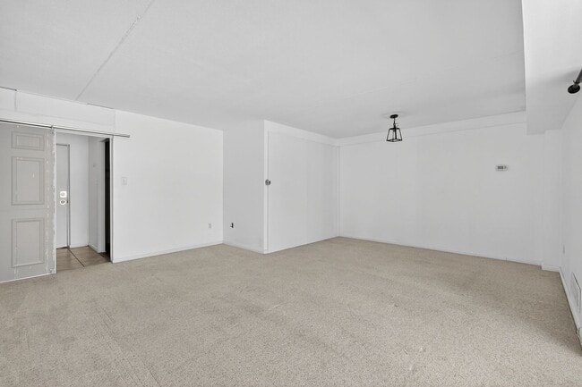 Photo - 1 Bedroom Condo Walking distance to UofD