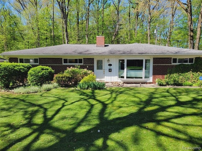 Building Photo - 18311 Norwich Rd