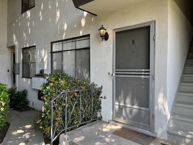 Building Photo - 3175 S Barrington Ave Unit B Rental