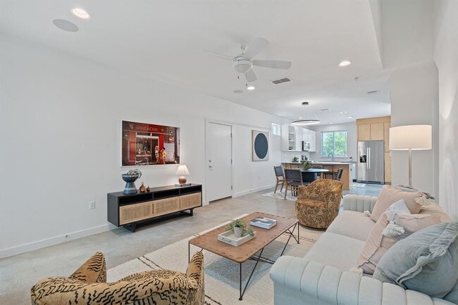 Photo - 705 N Bluff Dr
