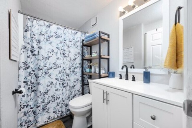 Photo - Holly Park Square Apartments Unidad 206