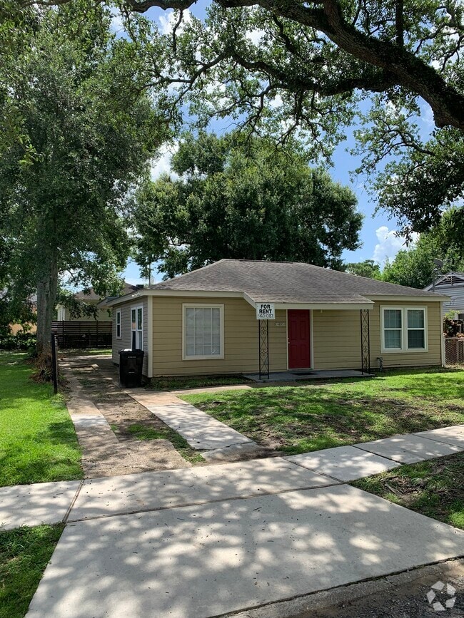 Building Photo - 4877 Montegut St Rental