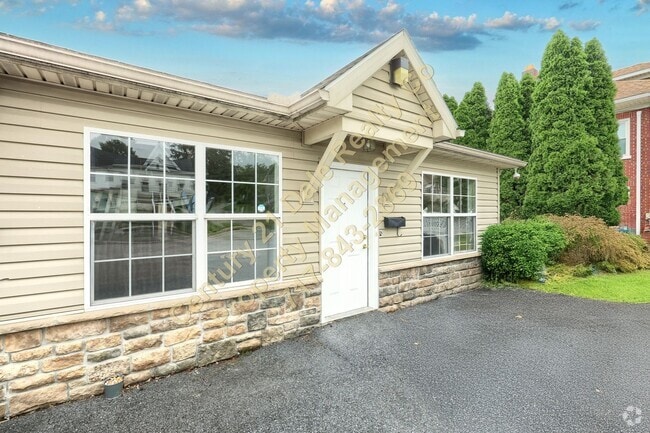 Building Photo - 2 Bedroom Townhome in Eastern School District Unit D