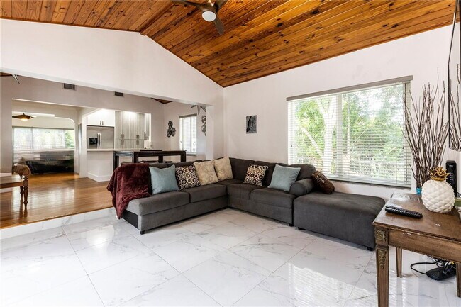 Photo - 753 NE 81st St