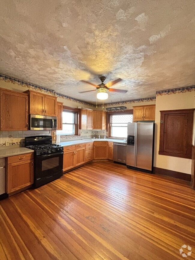 Building Photo - Make This House Your Home—Deposit Moves Yo...