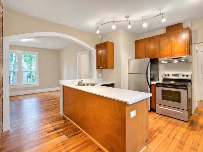 Building Photo - Top-Floor 3bed/1bath Duplex Unit 164