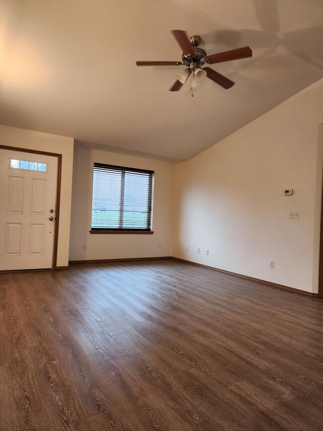 Photo - 240 Poplar St