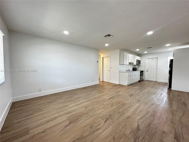 Building Photo - 128 NW 2nd Ave Unit A