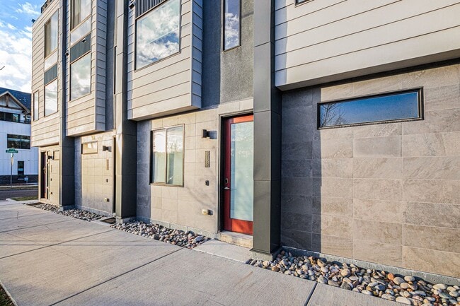 Building Photo - 1 Bed 1.5 Bath Townhome in West Highland Available!