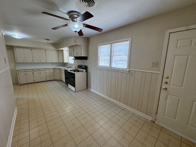 Photo - Lovely House Located Minutes From Elementary, Medical District & Texas Tech Campus!
