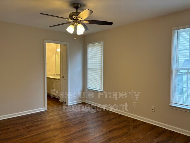 Photo - 928 Amersham Ln