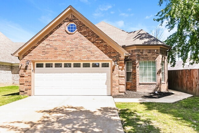 Building Photo - 9892 Southern Oak Way Rental