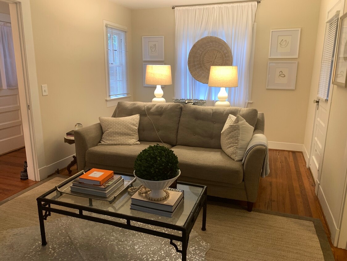 Living Room - 522 E Samford Ave (Auburn, AL)