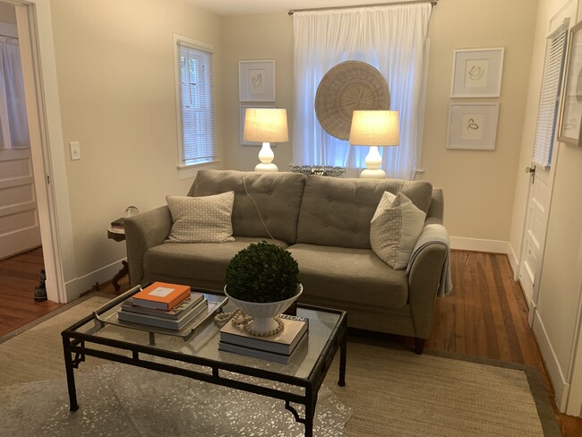 Living Room - 522 E Samford Ave Apartamentos Unidad Samford