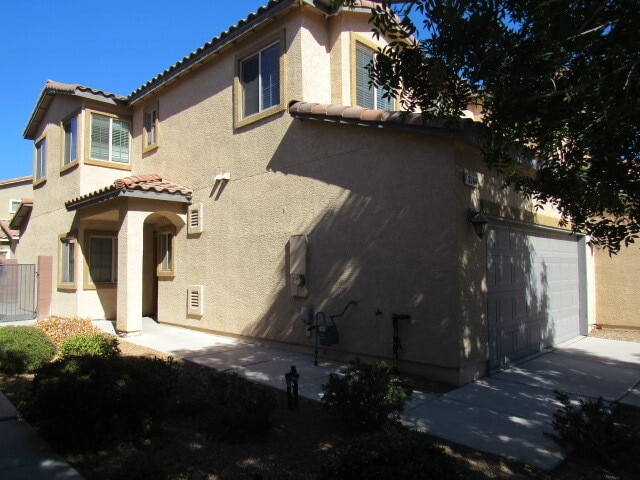 Building Photo - Great 2 Story Townhome in Gated Community!