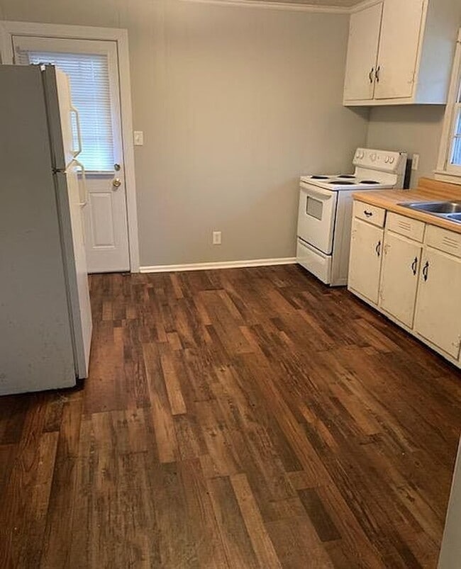 Photo - AVAILABLE NOW!!!  BEMIS LOCATION-  GREAT 2 BEDROOM HOME!!!!!